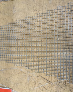 Inlay wire mesh for feed hopper AM